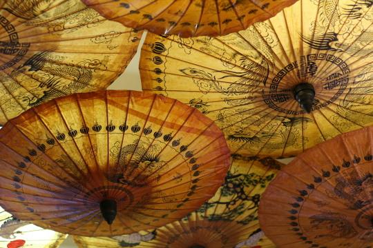 Китайские зонтики. Фото Свободно для коммерческого использования, Атрибуция не требуется. Бесплатное стоковое фото для свободного скачивания