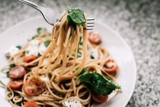 Спагетти с помидорами. Фото Free for commercial use, No attribution required. Бесплатное стоковое фото для свободного скачивания