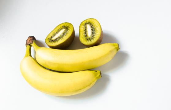Композиция с фруктами: золотистый киви и банан. Фото Free for commercial use, No attribution required. Бесплатное стоковое фото для свободного скачивания