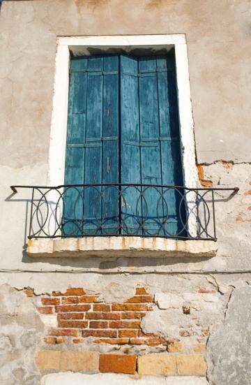 Старинное средиземноморское окно с голубыми жалюзи. Фото Free for commercial use, No attribution required. Бесплатное стоковое фото для свободного скачивания