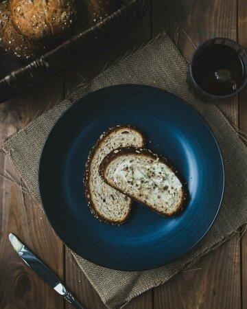 Хлеб с семечками и маслом. Фото Free for commercial use, No attribution required. Бесплатное стоковое фото для свободного скачивания