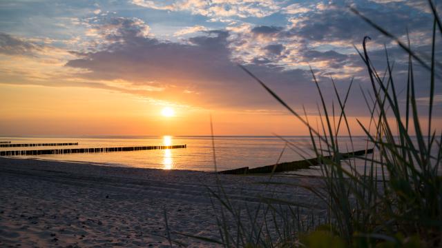 Закат на пляже Балтийского моря. Фото Свободно для коммерческого использования, Атрибуция не требуется. Бесплатное стоковое фото для свободного скачивания