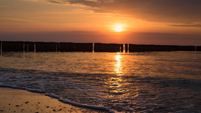 Закат на пляже Балтийского моря. Фото Free for commercial use, No attribution required. Бесплатное стоковое фото для свободного скачивания