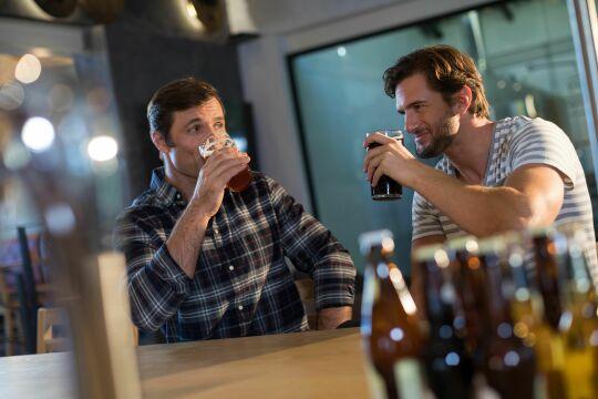 Друзья-мужчины пьют пиво, сидя в баре. Фото Free for commercial use, No attribution required. Бесплатное стоковое фото для свободного скачивания