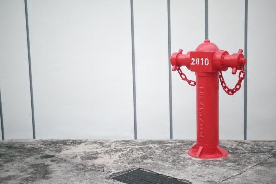 Красный пожарный гидрант. Фото Free for commercial use, No attribution required. Бесплатное стоковое фото для свободного скачивания