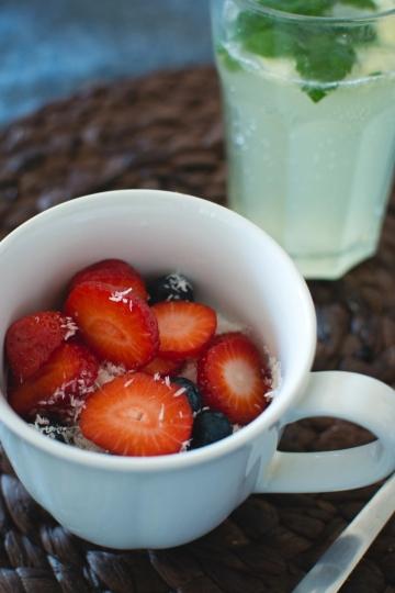 Чашка овсянки с ягодами и кокосом. Фото Free for commercial use, No attribution required. Бесплатное стоковое фото для свободного скачивания
