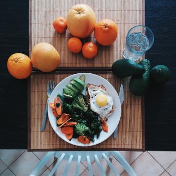 Куриный стейк с яйцом, шпинатом, брокколи, авокадо и морковью. Фото Free for commercial use, No attribution required. Бесплатное стоковое фото для свободного скачивания