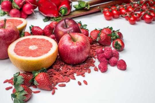 Красные яблоки, грейпфруты, малина и другие фрукты. Фото Free for commercial use, No attribution required. Бесплатное стоковое фото для свободного скачивания