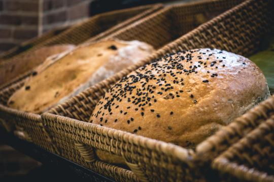 Буханка хлеба с семенами черного кунжута в пекарне. Фото Use only on websites, No attribution required. Бесплатное стоковое фото для свободного скачивания
