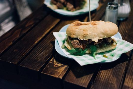 Аргентинский сэндвич со стейком из говядины. Фото Free for commercial use, No attribution required. Бесплатное стоковое фото для свободного скачивания