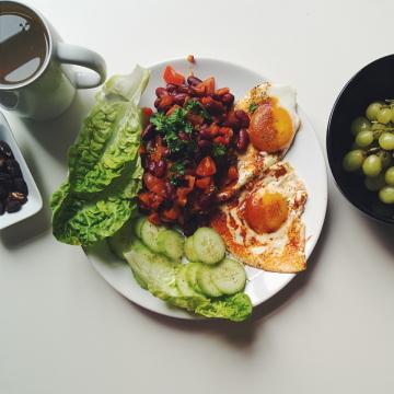Правильный здоровый завтрак с яйцами, бобами и овощами. Фото Free for commercial use, No attribution required. Бесплатное стоковое фото для свободного скачивания