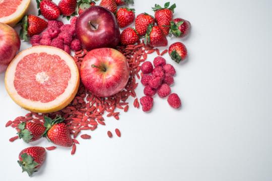 Красные фрукты и овощи на белом фоне. Фото Free for commercial use, No attribution required. Бесплатное стоковое фото для свободного скачивания