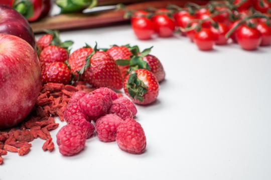 Свежая малина с другими красными фруктами и овощами. Фото Free for commercial use, No attribution required. Бесплатное стоковое фото для свободного скачивания