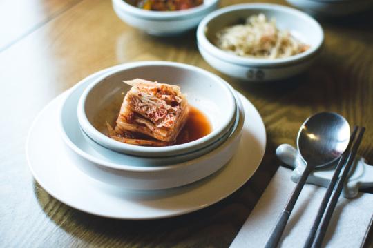 Традиционная корейская ферментированная квашеная капуста Кимчи. Фото Free for commercial use, No attribution required. Бесплатное стоковое фото для свободного скачивания