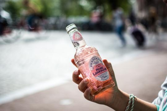 Розовый лимонад в Амстердаме. Фото Free for commercial use, No attribution required. Бесплатное стоковое фото для свободного скачивания