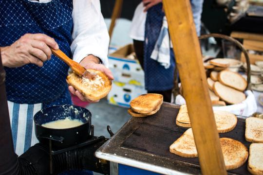 Традиционный чешский поджаренный хлеб с чесноком. Фото Free for commercial use, No attribution required. Бесплатное стоковое фото для свободного скачивания
