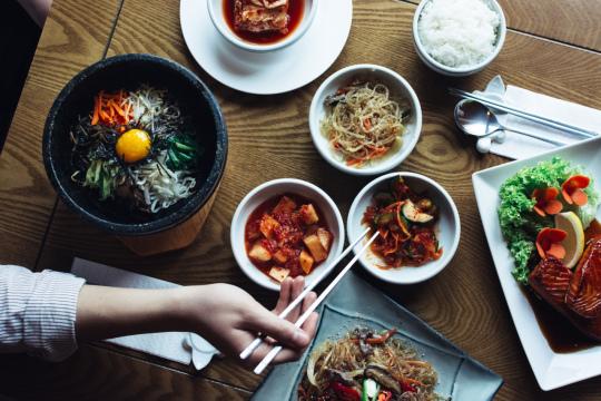 Пибимпап, кимчи и другие традиционные корейские блюда. Фото Free for commercial use, No attribution required. Бесплатное стоковое фото для свободного скачивания