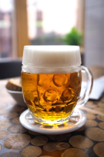 разливное чешское пиво Pilsner. Фото Free for commercial use, No attribution required. Бесплатное стоковое фото для свободного скачивания