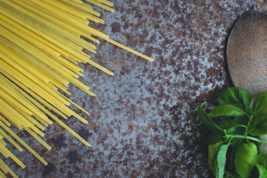 Паста спагетти с базиликом. Фото Free for commercial use, No attribution required. Бесплатное стоковое фото для свободного скачивания