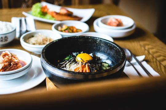 Традиционные корейские овощи пибимпап с сырым яичным желтком. Фото Free for commercial use, No attribution required. Бесплатное стоковое фото для свободного скачивания