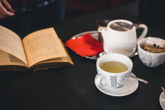 Чашка чая с книгой. Фото Free for commercial use, No attribution required. Бесплатное стоковое фото для свободного скачивания