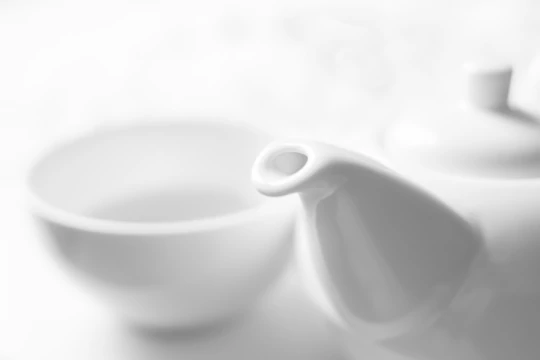Белый фарфоровый чайник и чашка. Фото Free for commercial use, No attribution required. Бесплатное стоковое фото для свободного скачивания