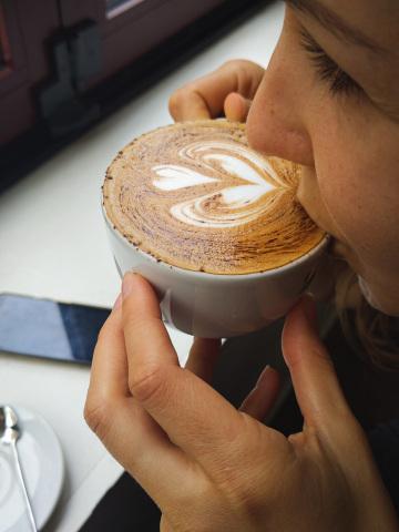 Девушка пьет из чашки кофе. Фото Free for commercial use, No attribution required. Бесплатное стоковое фото для свободного скачивания