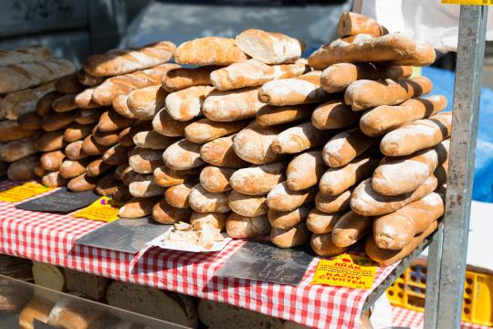 Свежий хлеб на закваске на  рынке. Фото Free for commercial use, No attribution required. Бесплатное стоковое фото для свободного скачивания