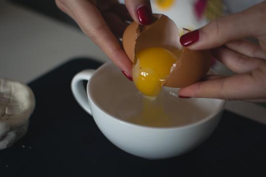 Разбить яйцо. Фото Free for commercial use, No attribution required. Бесплатное стоковое фото для свободного скачивания