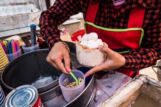 Подача свежего кокосового мороженого в молодом кокосе. Фото Free for commercial use, No attribution required. Бесплатное стоковое фото для свободного скачивания