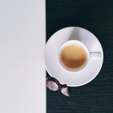 Черный и белый кофе с шоколадом. Фото Free for commercial use, No attribution required. Бесплатное стоковое фото для свободного скачивания