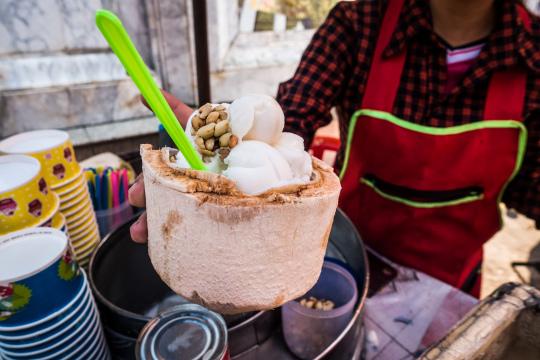 Подача свежего кокосового мороженого. Фото Free for commercial use, No attribution required. Бесплатное стоковое фото для свободного скачивания