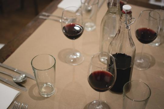 Красное вино на столе. Фото Free for commercial use, No attribution required. Бесплатное стоковое фото для свободного скачивания