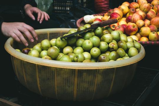 Маленькие яблоки на рынке. Фото Free for commercial use, No attribution required. Бесплатное стоковое фото для свободного скачивания
