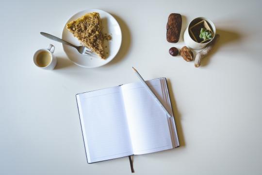 Ведение дневника с тортом и кофе. Фото Free for commercial use, No attribution required. Бесплатное стоковое фото для свободного скачивания