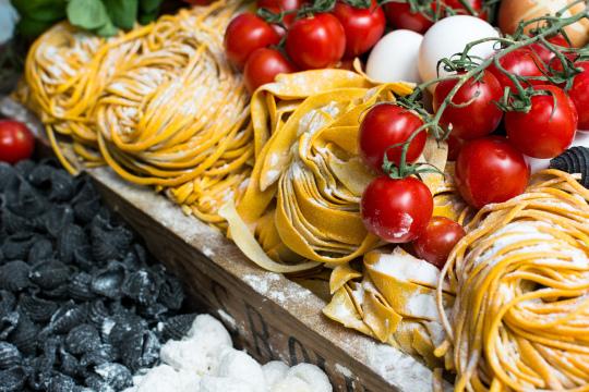 Макароны,помидоры и другие итальянские ингредиенты. Фото Free for commercial use, No attribution required. Бесплатное стоковое фото для свободного скачивания