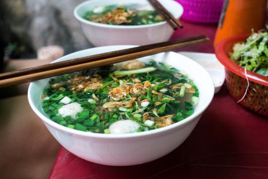 Вьетнамский суп с куриными шариками. Фото Free for commercial use, No attribution required. Бесплатное стоковое фото для свободного скачивания