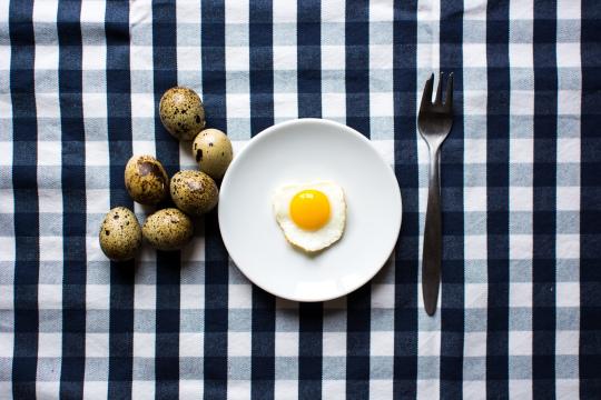 Перепелиное яйцо на завтрак. Фото Free for commercial use, No attribution required. Бесплатное стоковое фото для свободного скачивания