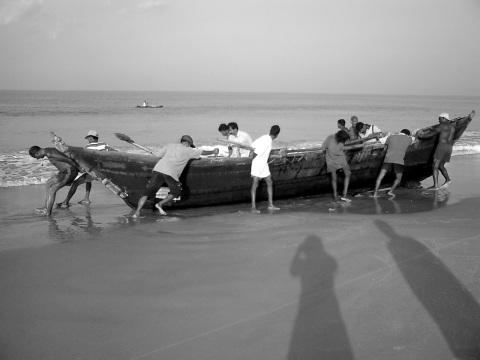 Рыбаки на пляже Гоа. Фото Free for commercial use, No attribution required. Бесплатное стоковое фото для свободного скачивания