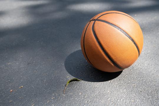 Баскетбольный мяч. Фото Free for commercial use, No attribution required. Бесплатное стоковое фото для свободного скачивания