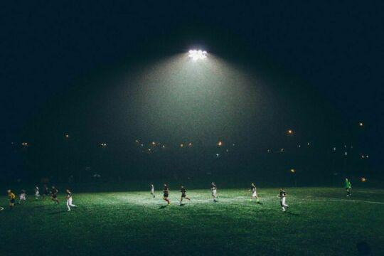 Ночные огни футбольного матча. Фото Free for commercial use, No attribution required. Бесплатное стоковое фото для свободного скачивания