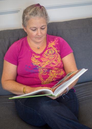 Женщина читающая. Фото Free for commercial use, No attribution required. Бесплатное стоковое фото для свободного скачивания