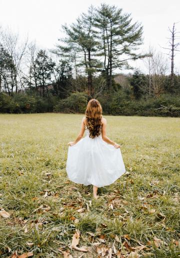Девушка в белом платье. Фото Free for commercial use, No attribution required. Бесплатное стоковое фото для свободного скачивания