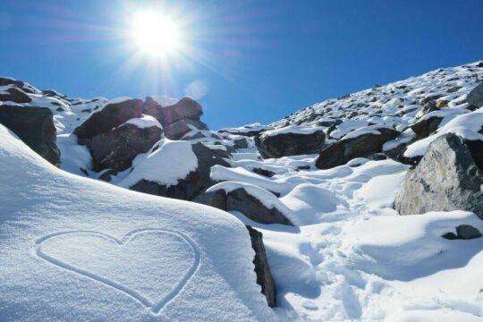 Любовь и снежные горы. Фото Free for commercial use, No attribution required. Бесплатное стоковое фото для свободного скачивания