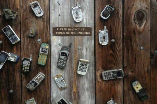 Старый мобильный телефон сломанной древесины. Фото Свободно для коммерческого использования, Атрибуция не требуется. Бесплатное стоковое фото для свободного скачивания