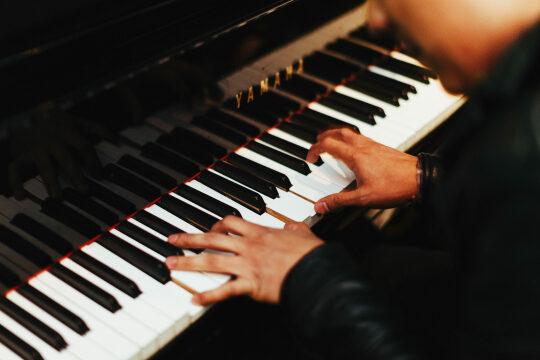 Играть на пианино. Фото Free for commercial use, No attribution required. Бесплатное стоковое фото для свободного скачивания