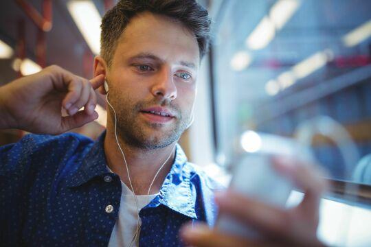 мужчина слушает музыку на мобильном телефоне. Фото Free for commercial use, No attribution required. Бесплатное стоковое фото для свободного скачивания
