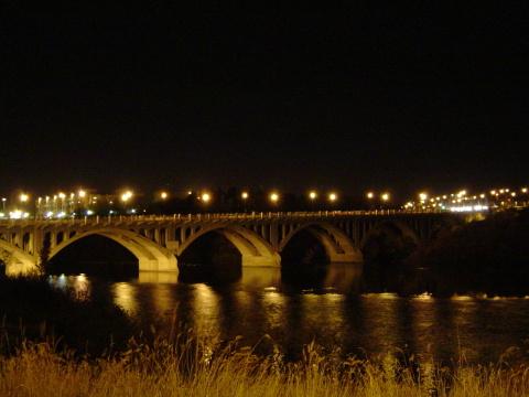 Мост ночью (2). Фото Свободно для коммерческого использования, Атрибуция не требуется. Бесплатное стоковое фото для свободного скачивания