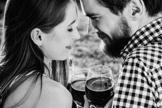 Женщина и мужчина пьют красное вино. Фото Free for commercial use, No attribution required. Бесплатное стоковое фото для свободного скачивания