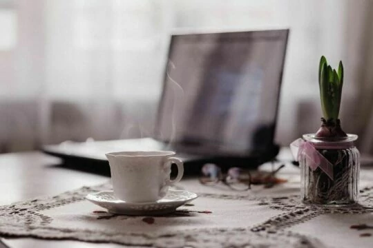 Дымящийся кофе и ноутбук. Фото Свободно для коммерческого использования, Атрибуция не требуется. Бесплатное стоковое фото для свободного скачивания